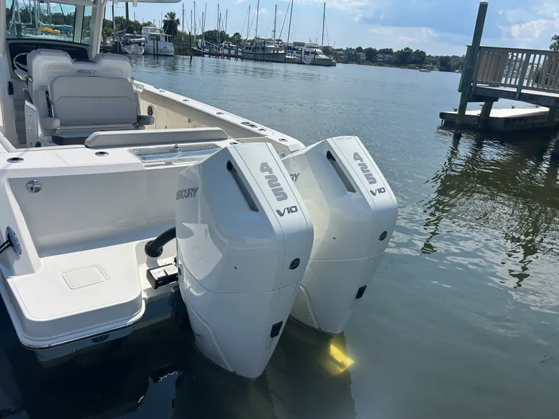 Slide: The Image of Boston Whaler 330 Outrage 2026 - 10