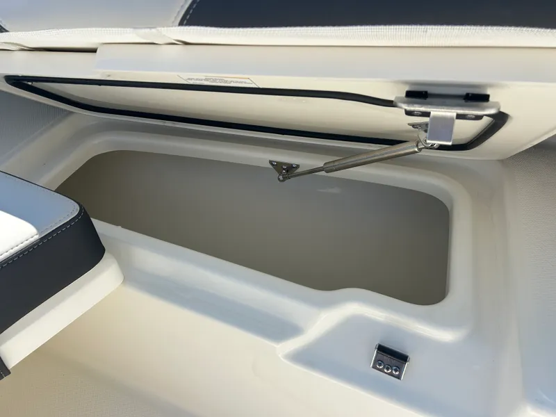 Slide: The Image of Boston Whaler 330 Outrage 2026 - 41