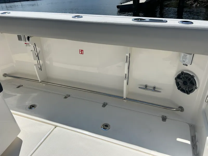 Slide: The Image of Boston Whaler 330 Outrage 2026 - 15