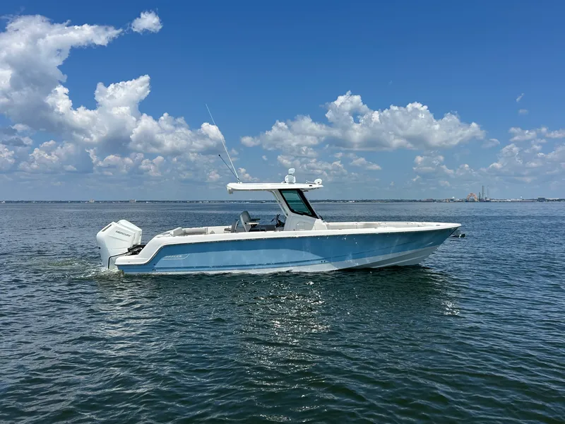 Slide: The Image of Boston Whaler 330 Outrage 2026 - 5