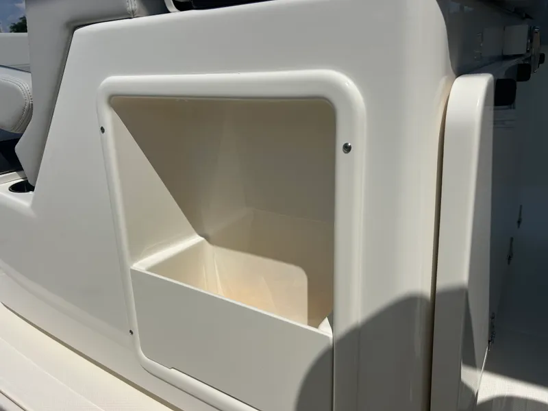 Slide: The Image of Boston Whaler 330 Outrage 2026 - 30