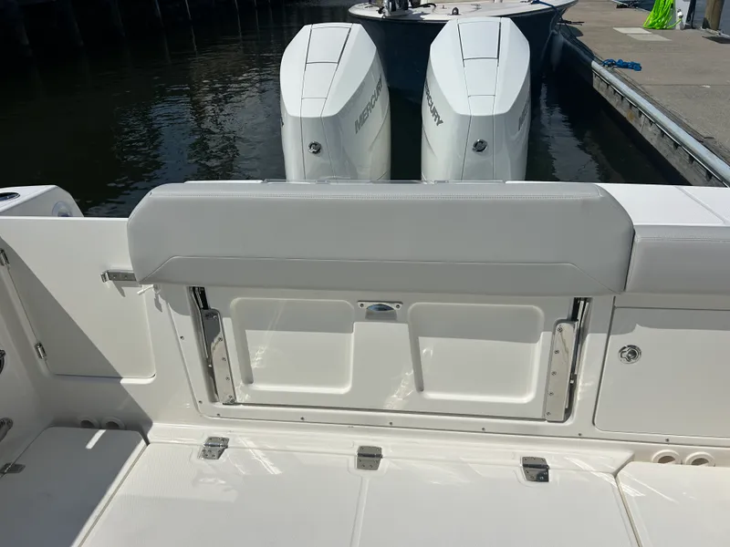 Slide: The Image of Boston Whaler 330 Outrage 2026 - 13
