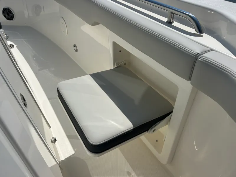 Slide: The Image of Boston Whaler 330 Outrage 2026 - 32