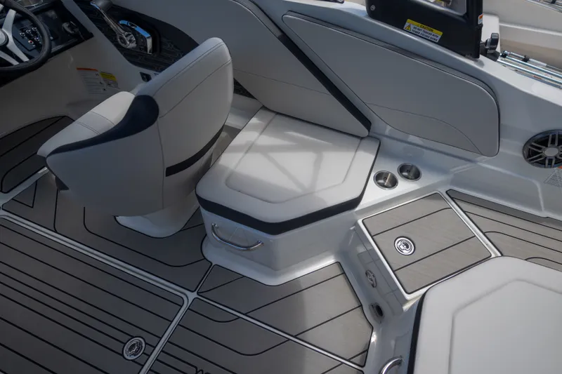 Slide: The Image of Sea Ray SPX 210 Outboard 2027 - 16