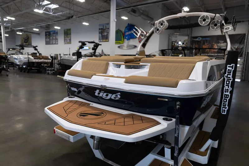Slide: The Image of Tige Boats Z3 2021 - 10