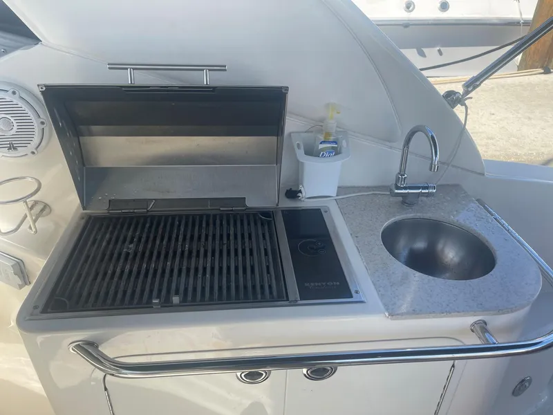 Slide: The Image of Kitchen area on Sea Ray Sundancer 280 yacht, 2011 model. - 30