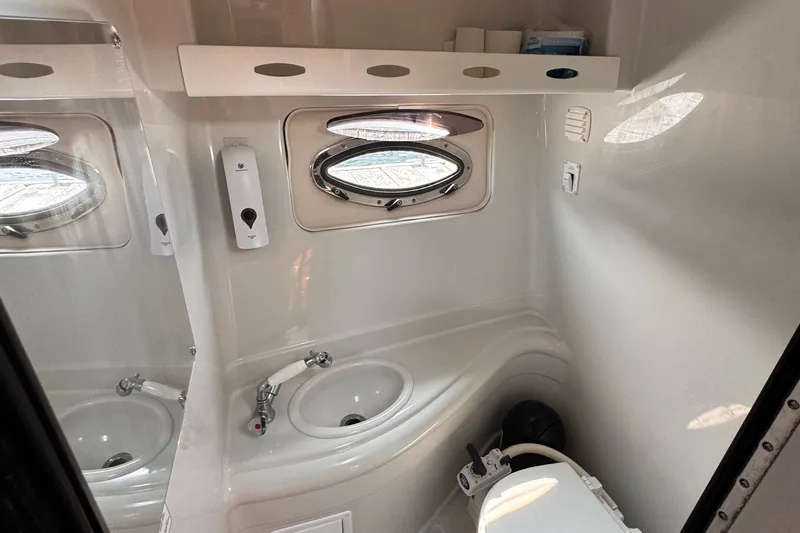 Slide: The Image of Crownline Boats 270 CR 2004 - 39