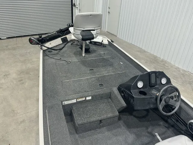 Slide: The Image of Crestliner 1700 Storm 2018 - 21