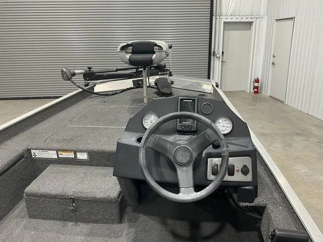 Slide: The Image of Crestliner 1700 Storm 2018 - 7