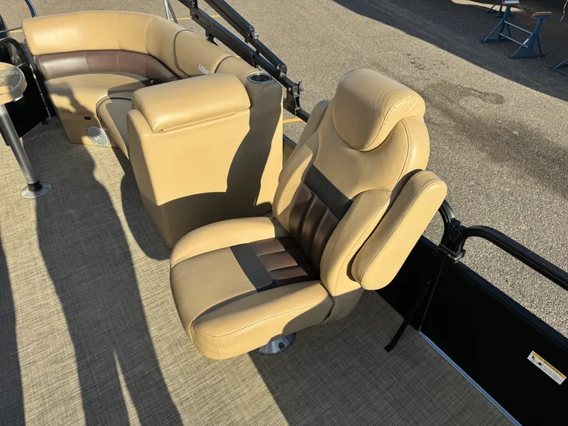 Slide: The Image of Lowe SS230W 2018 - 15