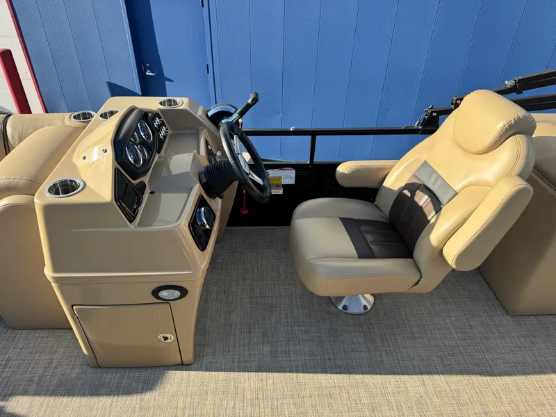 Slide: The Image of Lowe SS230W 2018 - 18