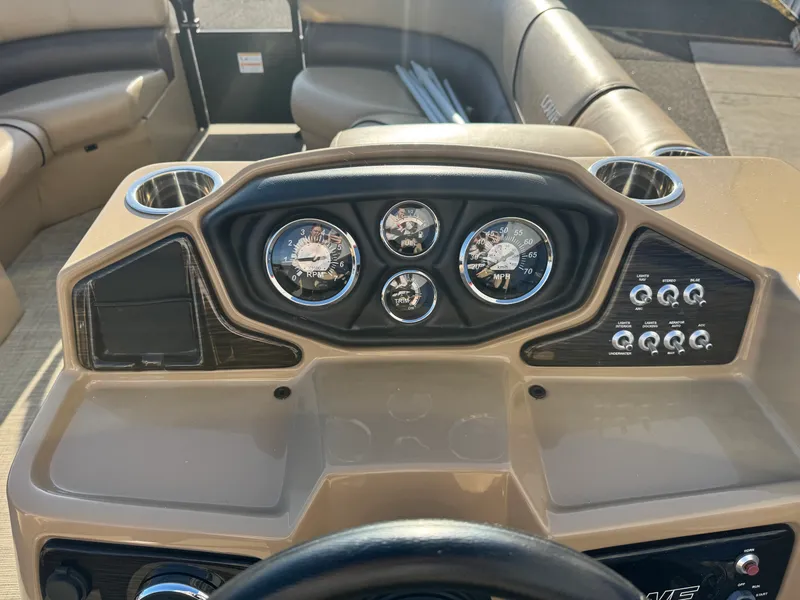 Slide: The Image of Lowe SS230W 2018 - 22