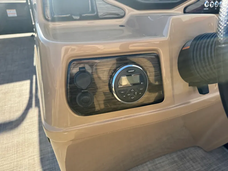 Slide: The Image of Lowe SS230W 2018 - 23