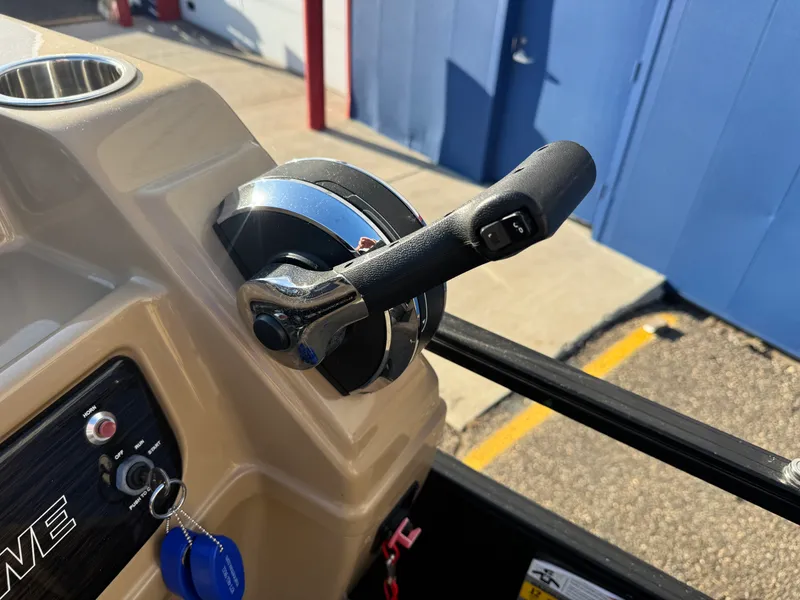 Slide: The Image of Lowe SS230W 2018 - 25