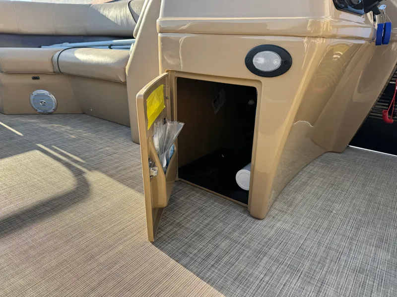 Slide: The Image of Lowe SS230W 2018 - 27