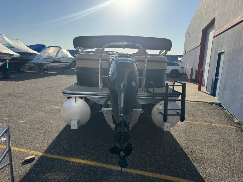 Slide: The Image of Lowe SS230W 2018 - 3