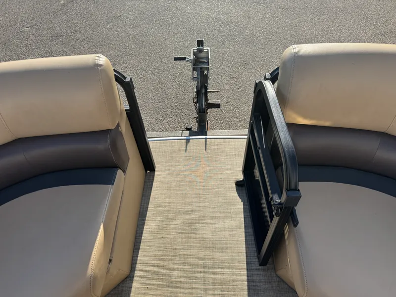 Slide: The Image of Lowe SS230W 2018 - 35