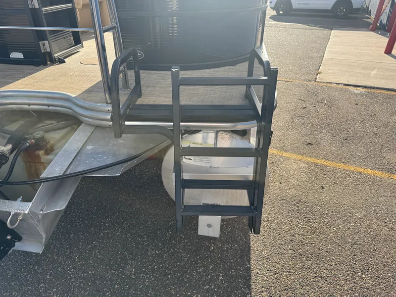 Slide: The Image of Lowe SS230W 2018 - 5