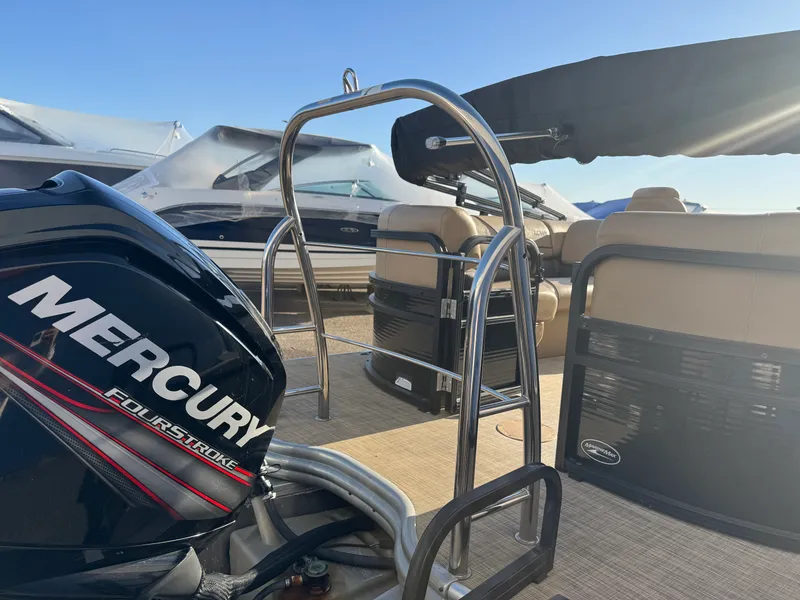 Slide: The Image of Lowe SS230W 2018 - 6