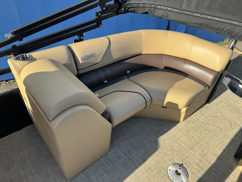 Slide: The Image of Lowe SS230W 2018 - 8