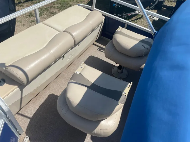 Slide: The Image of Interior seating of 2016 Sun Tracker Fishin' Barge 22 DLX pontoon boat. - 6