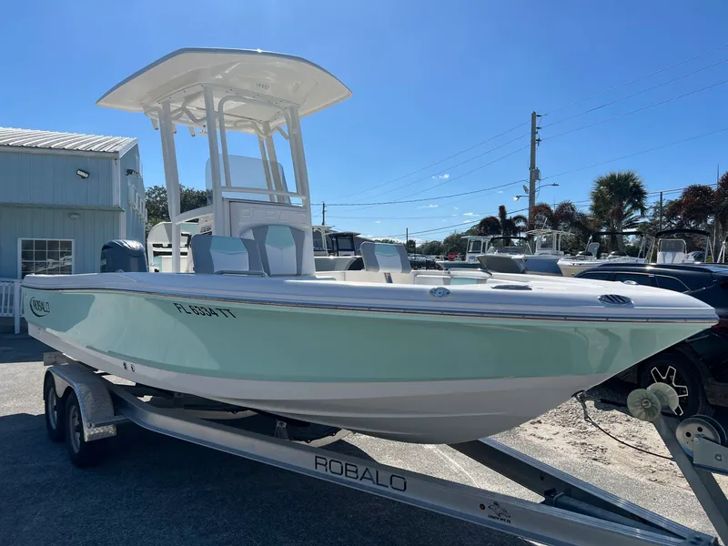 Slide: The Image of Robalo 226 Cayman 2024 - 1