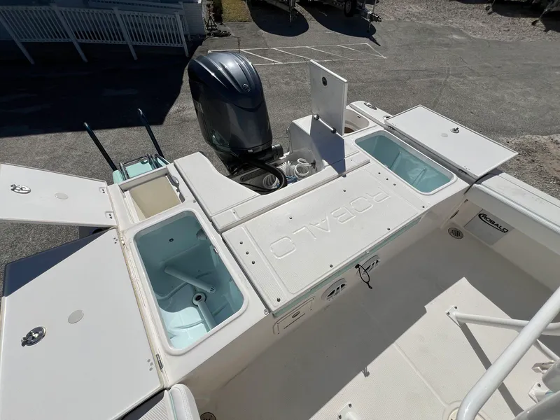 Slide: The Image of Robalo 226 Cayman 2024 - 10