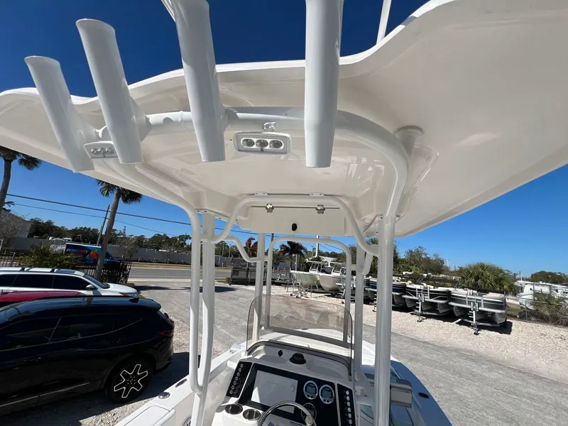 Slide: The Image of Robalo 226 Cayman 2024 - 15