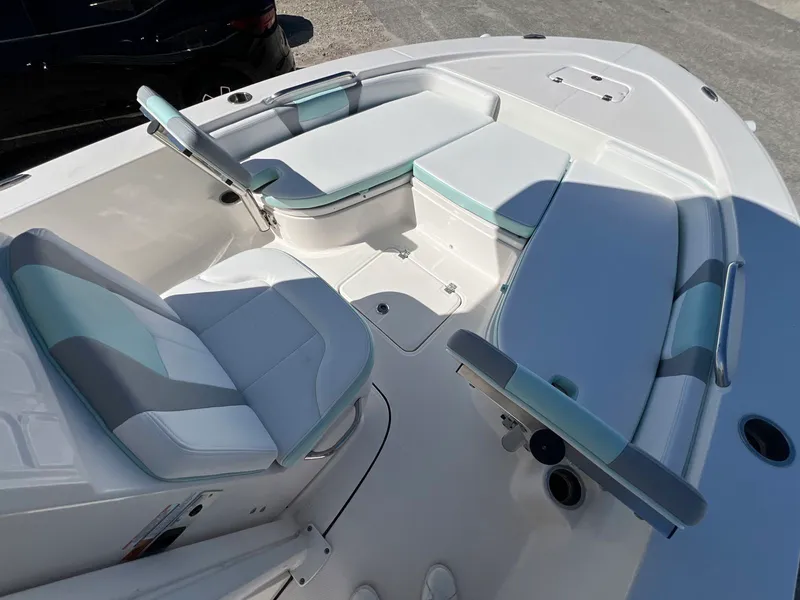 Slide: The Image of Robalo 226 Cayman 2024 - 16