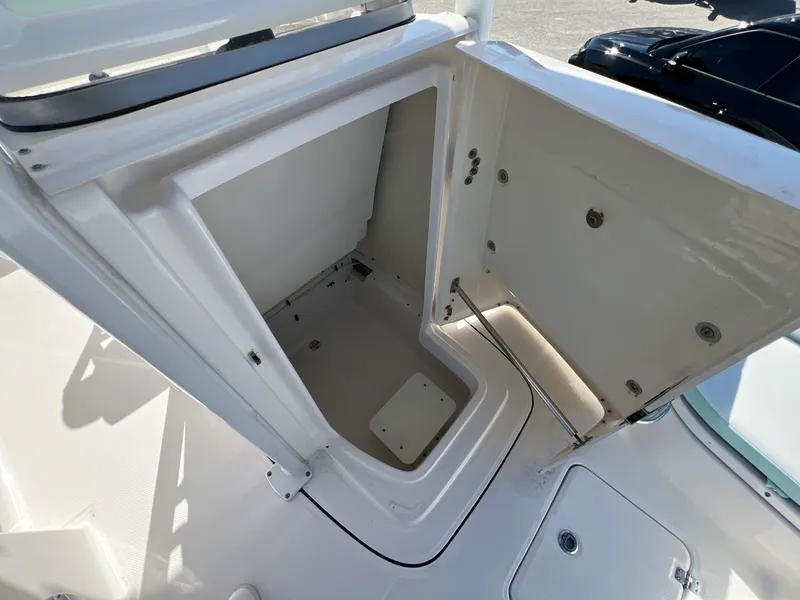 Slide: The Image of Robalo 226 Cayman 2024 - 17