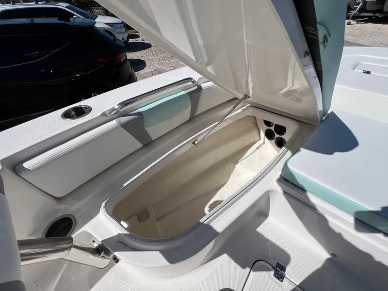 Slide: The Image of Robalo 226 Cayman 2024 - 19