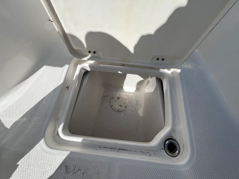 Slide: The Image of Robalo 226 Cayman 2024 - 21