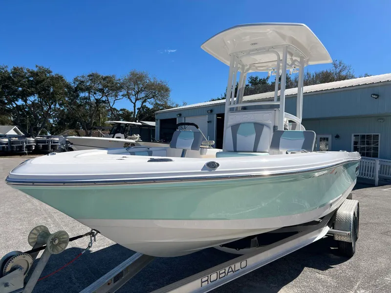 Slide: The Image of Robalo 226 Cayman 2024 - 3
