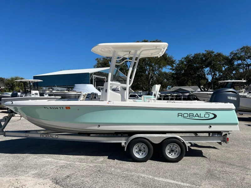 Slide: The Image of Robalo 226 Cayman 2024 - 4