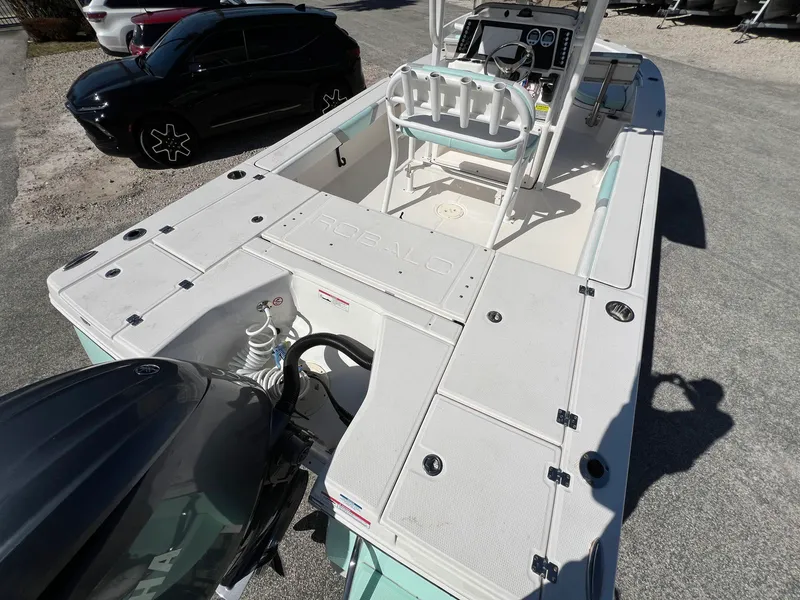 Slide: The Image of Robalo 226 Cayman 2024 - 8