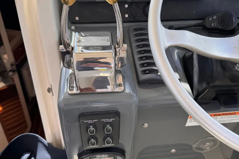 Slide: The Image of Pursuit 3100 Offshore 2004 - 21