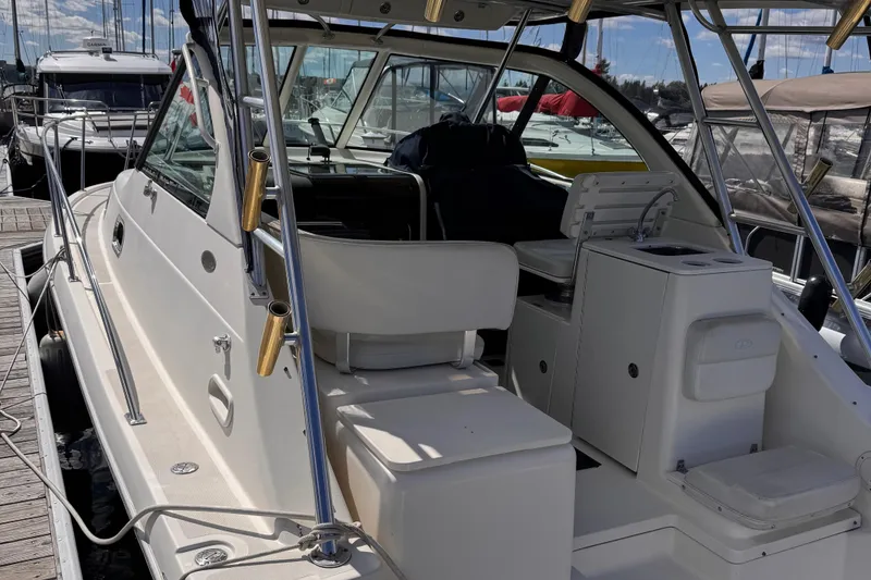 Slide: The Image of Pursuit 3100 Offshore 2004 - 9