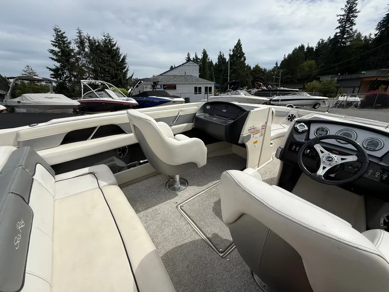 Slide: The Image of Sea Ray 210 Select 2010 - 10