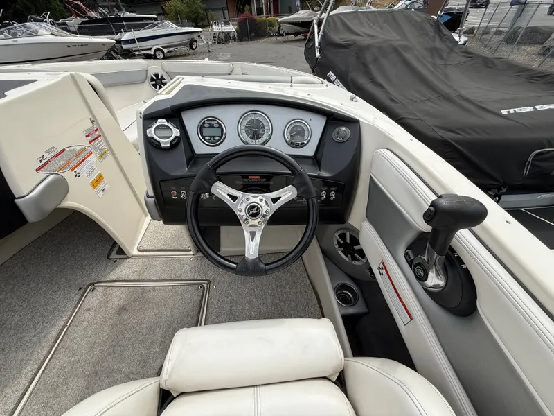 Slide: The Image of Sea Ray 210 Select 2010 - 11