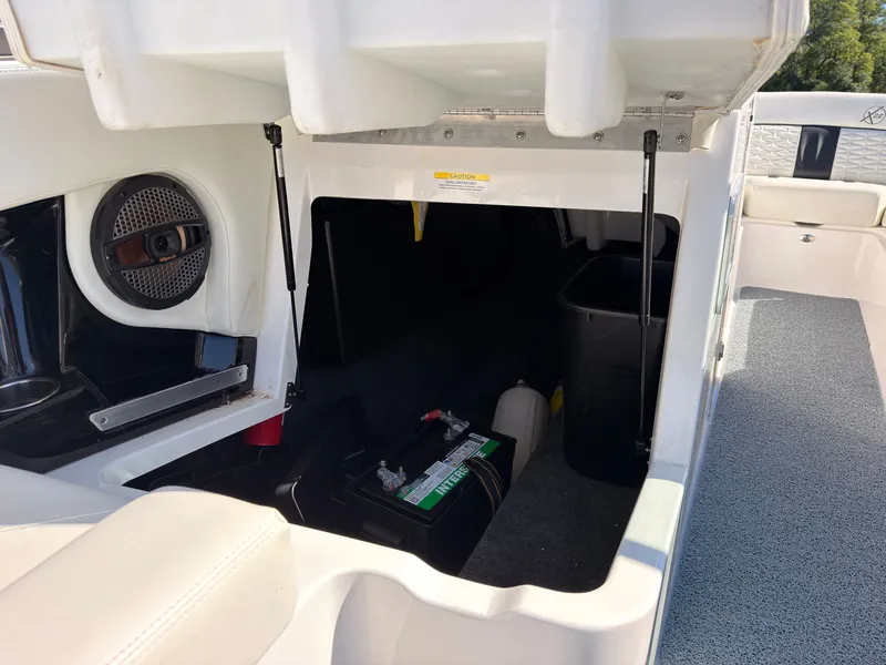 Slide: The Image of MasterCraft X22 2023 - 21
