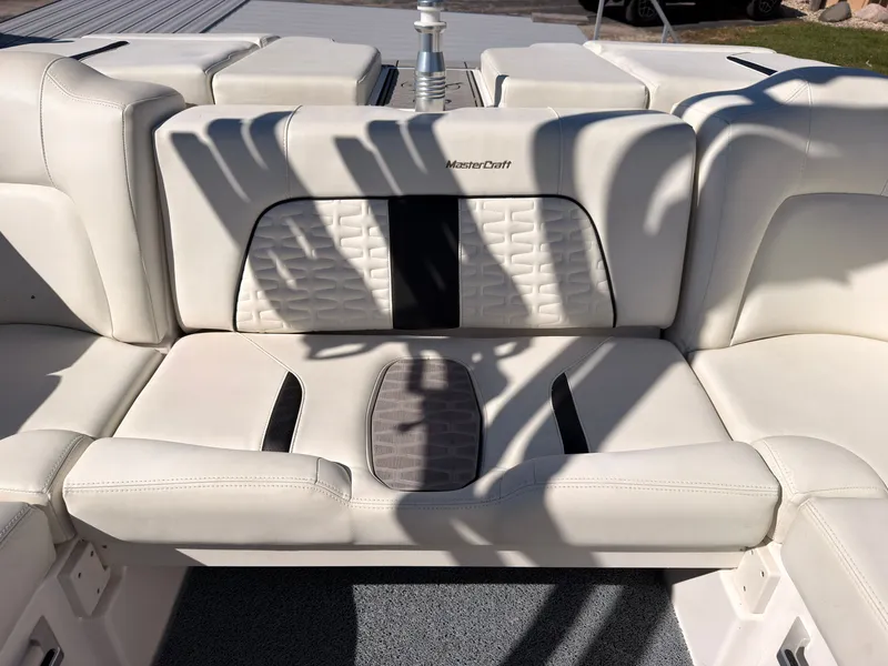 Slide: The Image of MasterCraft X22 2023 - 16