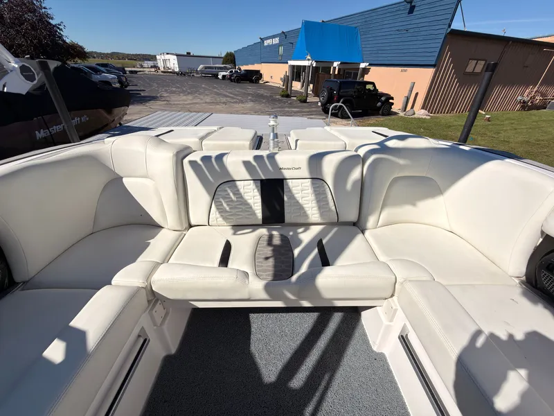 Slide: The Image of MasterCraft X22 2023 - 15