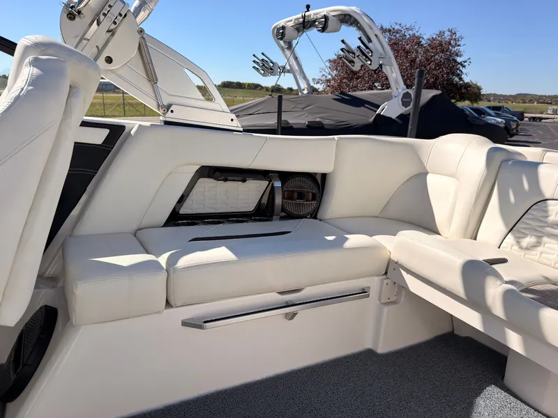 Slide: The Image of MasterCraft X22 2023 - 9