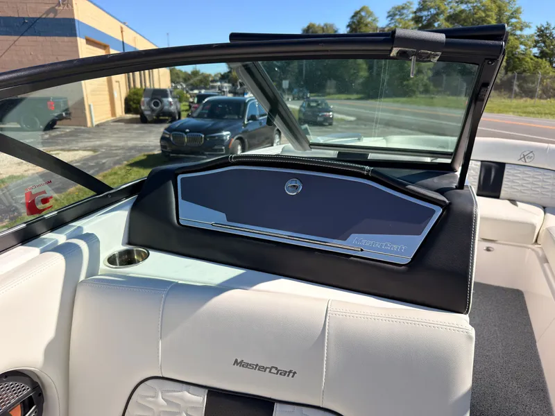 Slide: The Image of MasterCraft X22 2023 - 24
