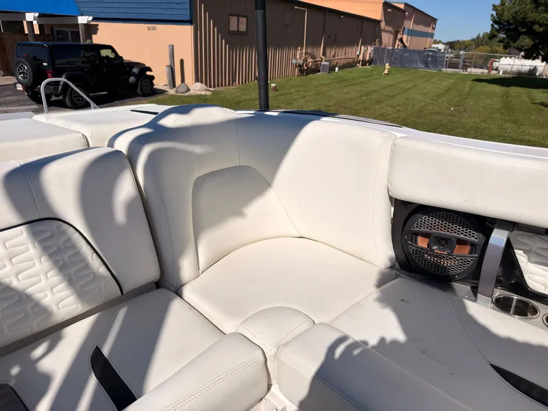 Slide: The Image of MasterCraft X22 2023 - 17