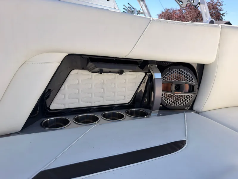 Slide: The Image of MasterCraft X22 2023 - 10