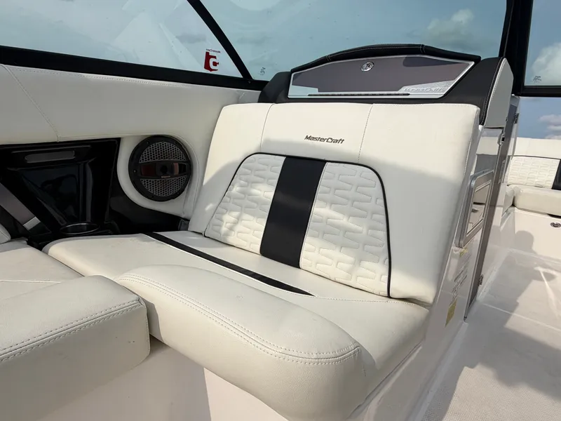 Slide: The Image of MasterCraft X22 2023 - 19