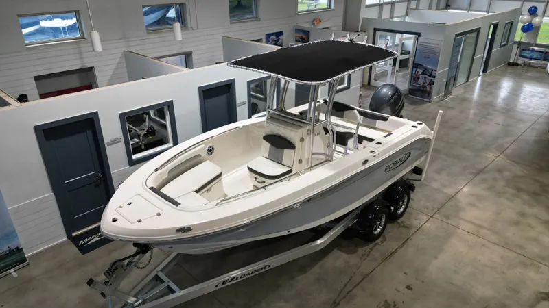 Slide: The Image of Robalo R202 EXPLORER 2022 - 1