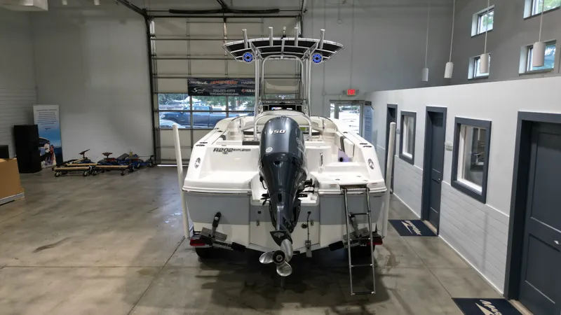 Slide: The Image of Robalo R202 EXPLORER 2022 - 4