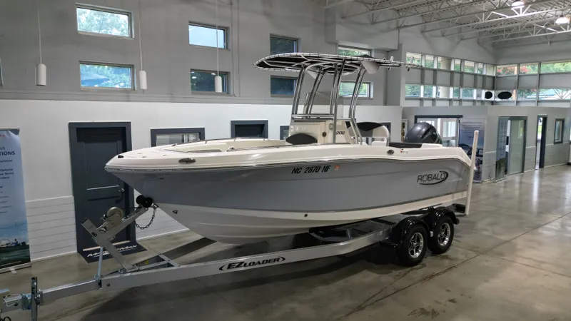 Slide: The Image of Robalo R202 EXPLORER 2022 - 2